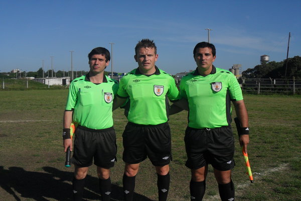 La terna arbitral: Federico Lovesio, Jorge Olivera y Luis Hernández