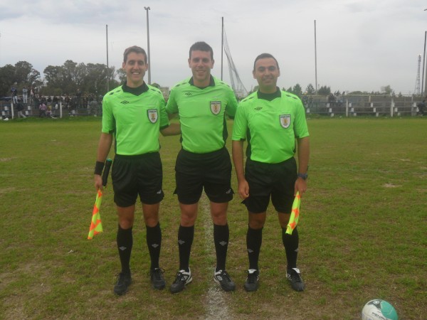 La terna arbitral: Diego Nisivoccia, Bernardo Pollero y Gustavo Pérez.