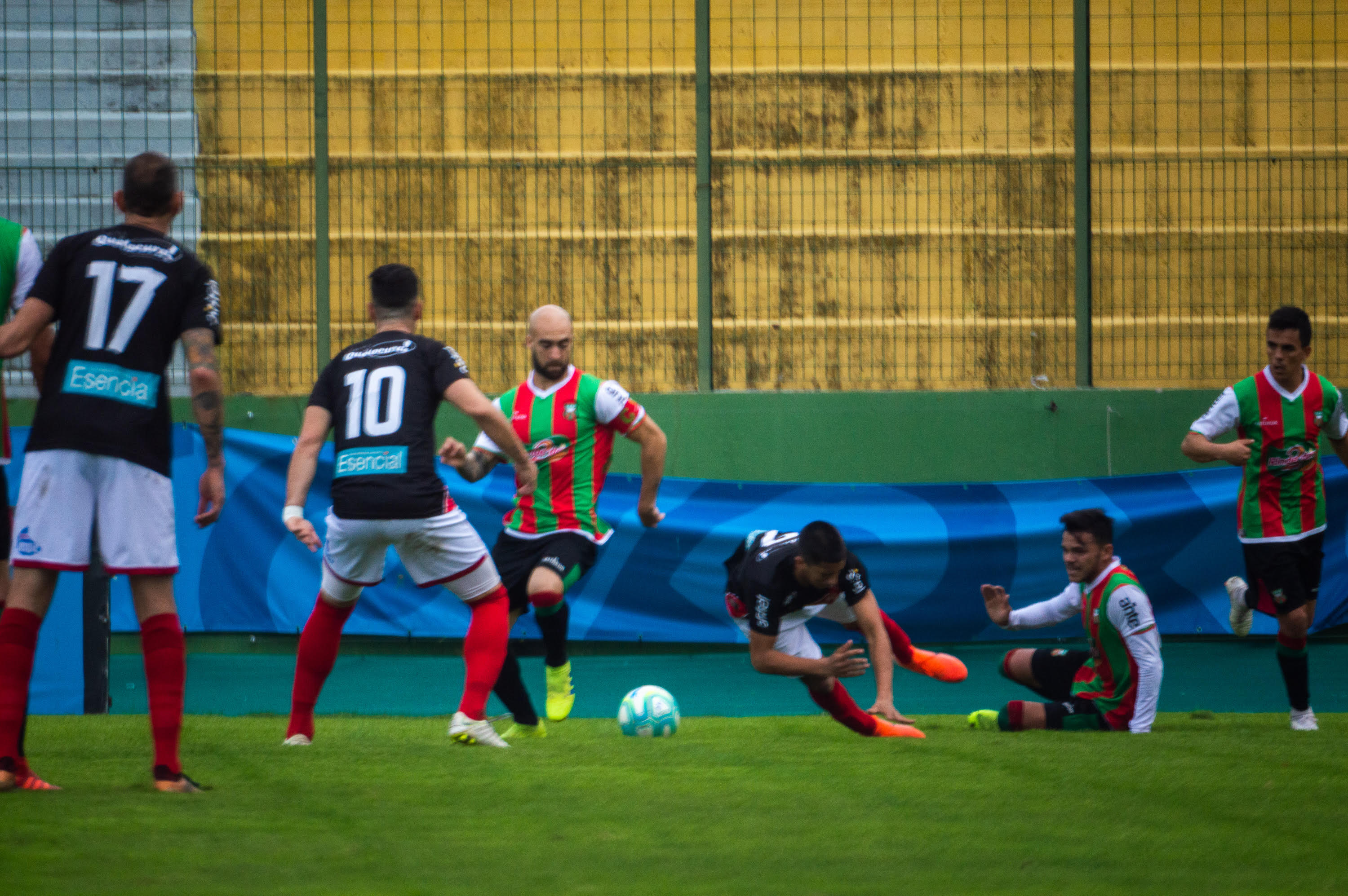 Facundo Tealde se lleva el balón ante varios futbolistas adversarios. Deportivo ganó y le sacó 5 puntos a sus más cercanos perseguidores-.