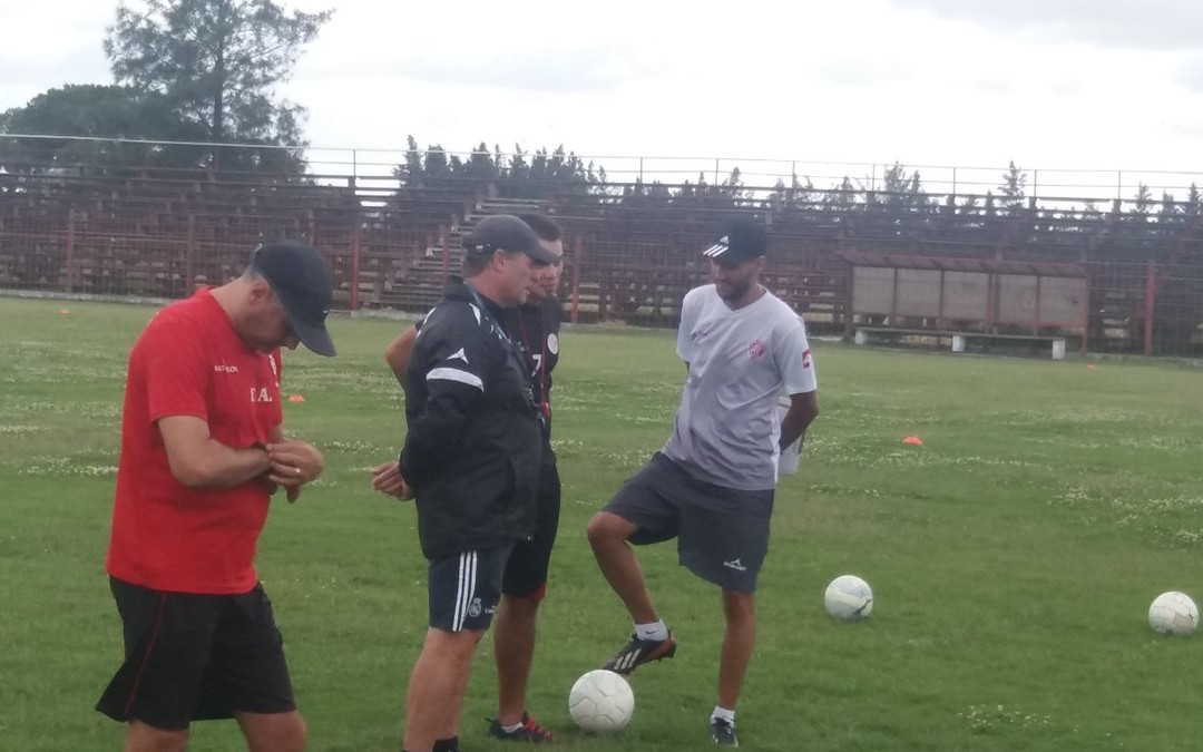 Rentistas: Con 23 futbolistas comenzó a entrenar