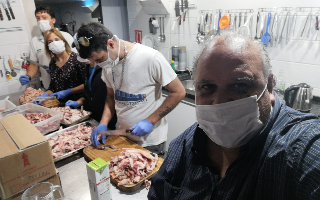 Juventud entregó distintas bandejas de comidas en varios barrios y ciudades canarias.